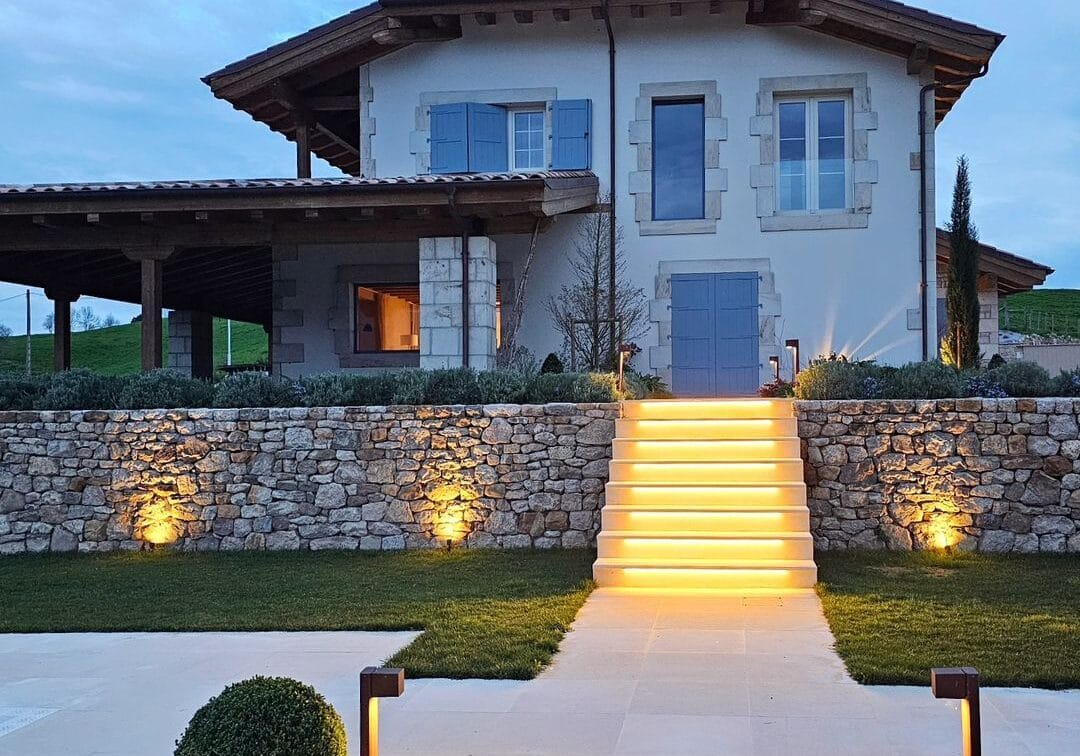 La iluminación exterior también juega un papel muy importante en cada proyecto . La iluminación exterior también juega un papel muy importante en cada proyecto .